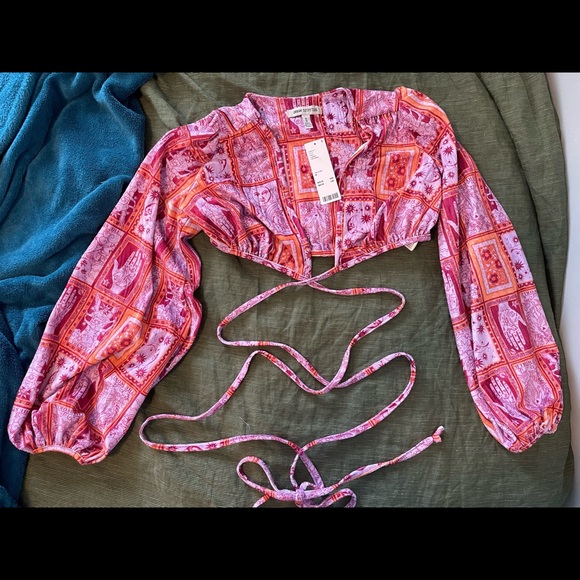 Very beautiful wrap crop top - Picture 2 of 2